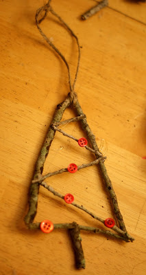 Christmas Tree Ornament, Rustic Ornament, Stick Ornament This stick ornament craft is the perfect rustic Christmas gift for anyone! Even better, they are incredibly easy to make with the kids or on your own. This easy rustic ornament is a must! 