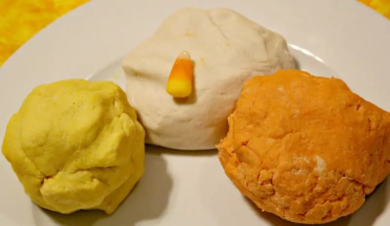 Fall Playdough DIY - Make your own pumpkin spice playdough or candy corn playdough. It smells amazing and it is easy to make. Have fun with this fall playdough. 