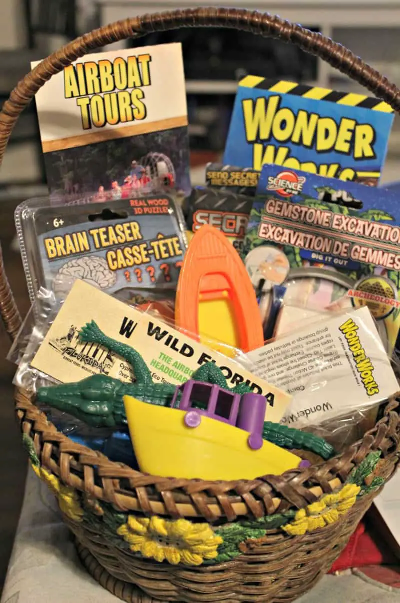 Thinking about gifting an experience? Don't miss these tips for giving the gift of experiences in a fun way. Check out these fun gift basket ideas and experience gift tips. #GiftGiving #Holidays #Gifts 