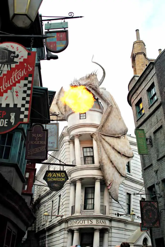 Are you thinking about taking a Harry Potter fan to Universal Orlando for the first time? Don't miss these Universal tips for Harry Potter fans. #ReadyforUniversal #UniversalStudios #Orlando #FloridaTravel #FamilyTravel #HarryPotter